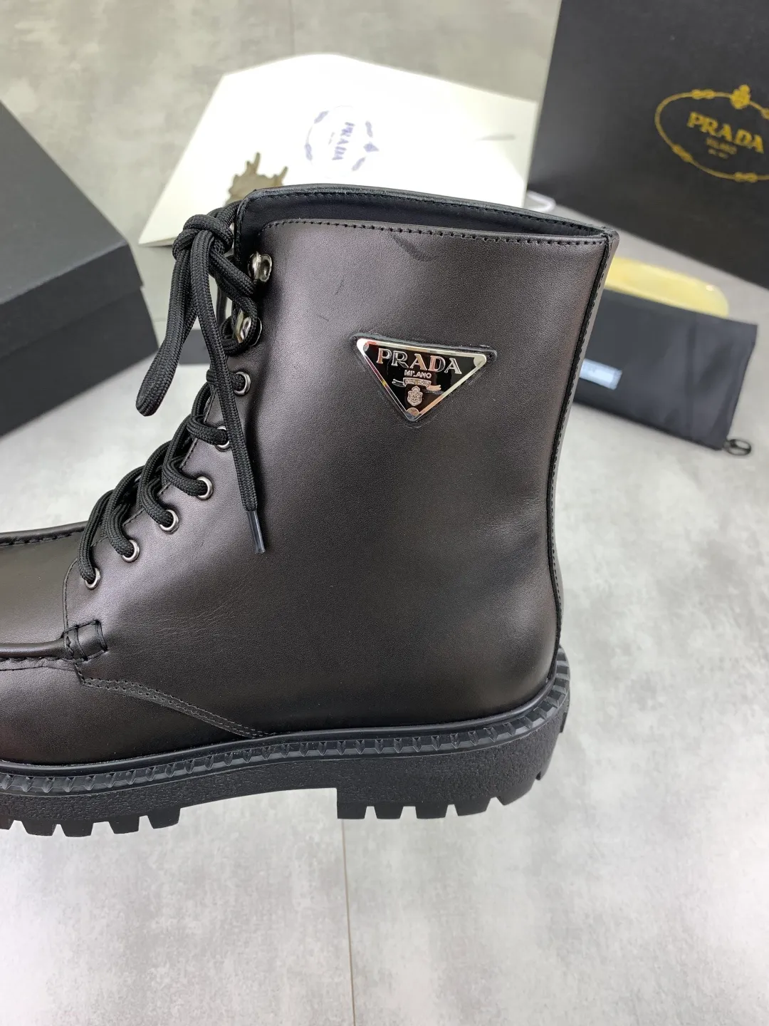 Men's shoes 💰P800 new style 💰 high-top boots 💎💎💎 water-dyed cow lining original order quality PRADA —🆘.Prada original order purchasing, high-end business leather shoes, fabric: imported from Italy calfskin ➕ water-dyed cow lining / cowhide lining ➕ special original foam outsole, fine workmanship, real thing ^_^ Photographed 🎬size: 39-45